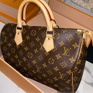 Louis Vuitton speedy 30 like new. Full box.